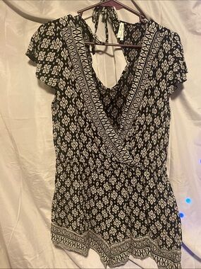 Xhilaration Black and White Printed V-Neck Tunic